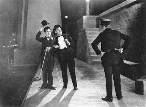 City Lights: Hilarious Slapstick and Poignant Romance Illuminate the Silent Era!